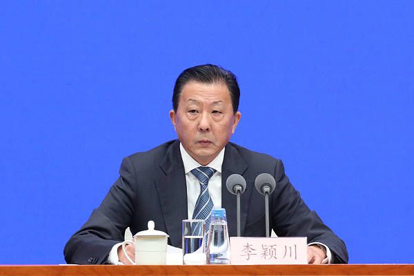 费可欣知道，叶辰做这一切，都是为了巩固自己在费家的统治力，所以自己也不能辜负了叶辰对自己的期待。